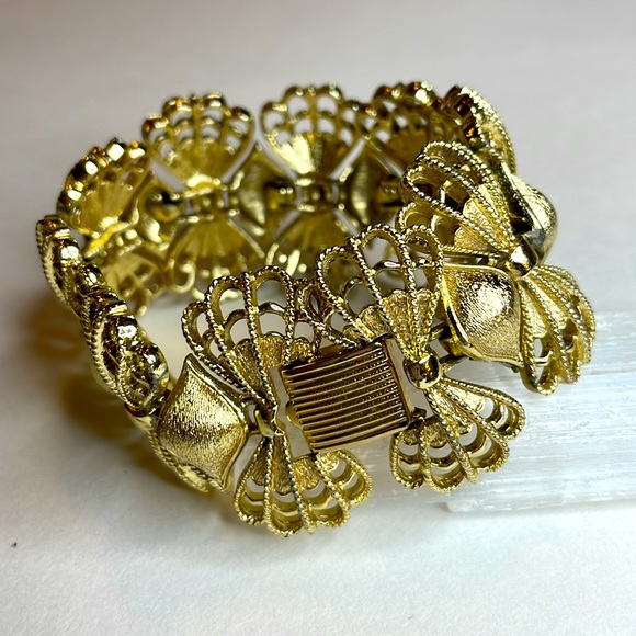 Vintage Signed Coro Goldtone Bow Bracelet - Picture 2 of 7